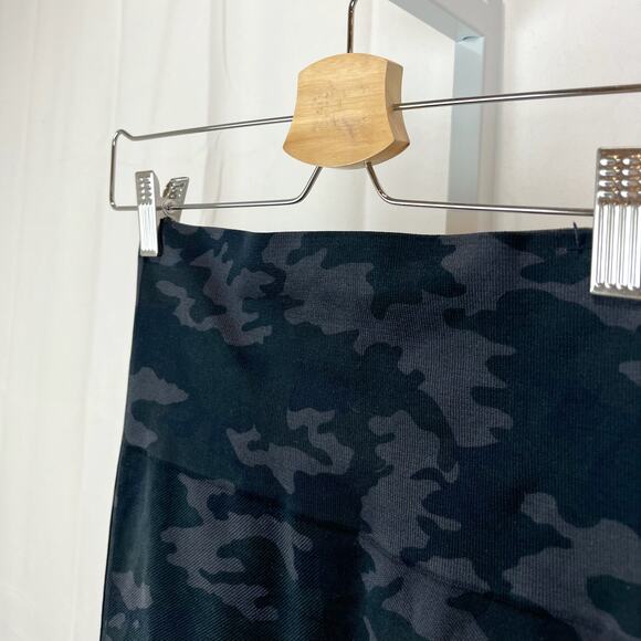 SPANX  Size S Look At Me Now Leggings Stretch Pull On Camo Camouflage Gray - Picture 7 of 8